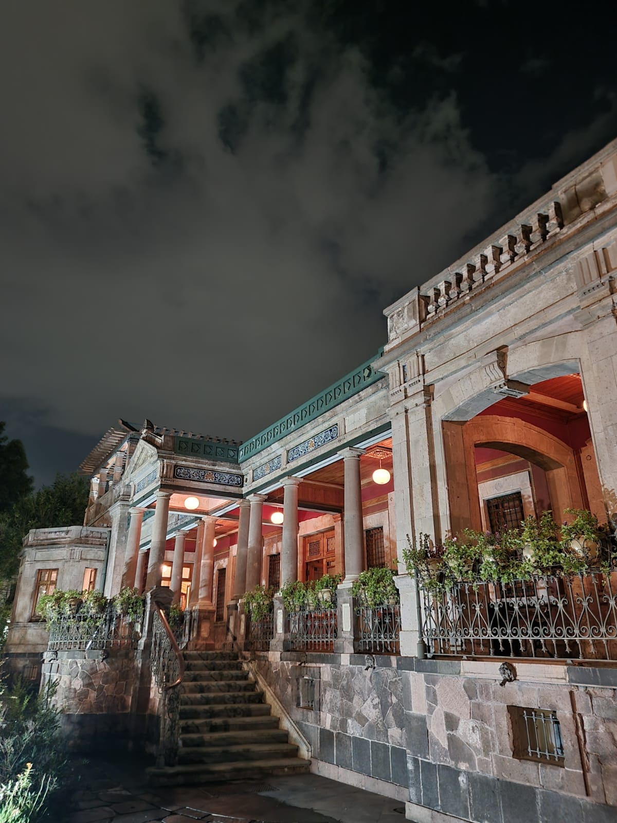 Casa Rivas Mercado de noche